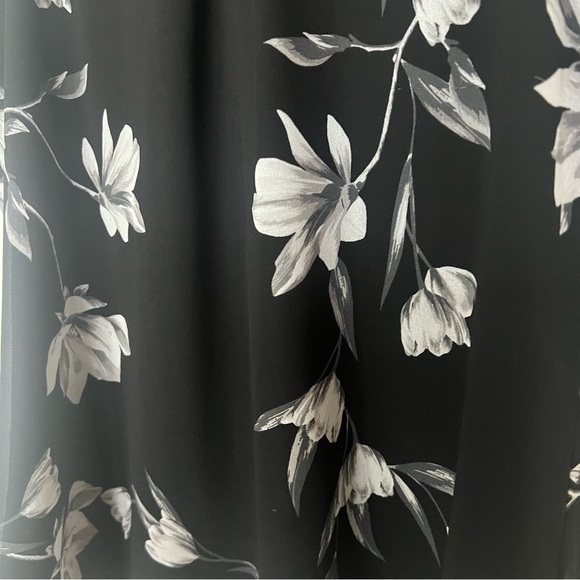 Le Chateau Sleeveless Blouse - Picture 4 of 6